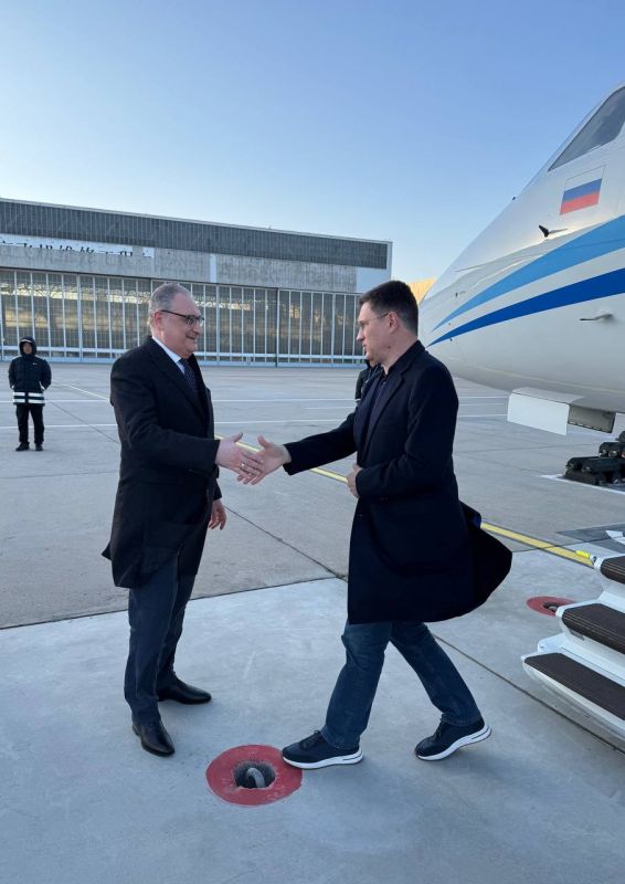 Вице-премьер Александр Новак прибыл в Пекин для участия в VII Российско-Китайском энергетическом бизнес-форуме, который пройдет в столице КНР 25 ноября