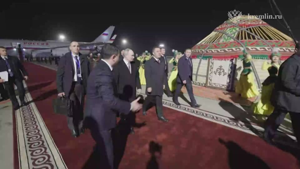 Танцы, беркуты и гончие: российского президента тепло и с национальным колоритом встретили в Кыргызстане, куда он прибыл с трехдневным визитом.