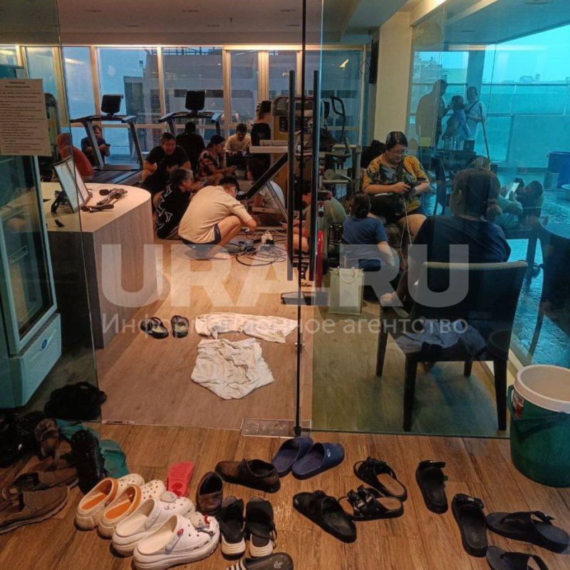 Русский характер: застрявший из-за наводнения в затопленном Хатъяе россиянин удивлен поведением соседа-американца, который, по его словам, «слишком много ноет» Русский характер: застрявший из-за наводнения в затопленном Хатъяе россиянин удивлен поведением соседа-американца, который, по его словам, «слишком много ноет»