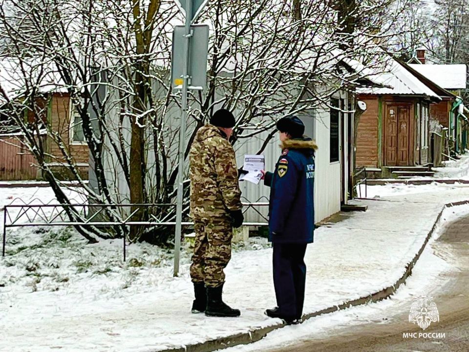 #Профилактика. Сегодня сотрудниками Главного управления МЧС России по Псковской области на территории города Остров проведен профилактический рейд по разъяснению требований пожарной безопасности среди населения