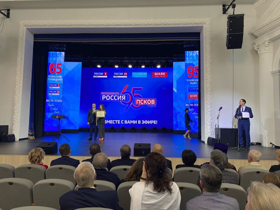 Почетной грамотой губернатора награждены наши коллеги: Алина Толкачева, шеф-редактор телеканала "Россия 24", Юрий Павкин, телеоператор, Кирилл Радион, корреспондент