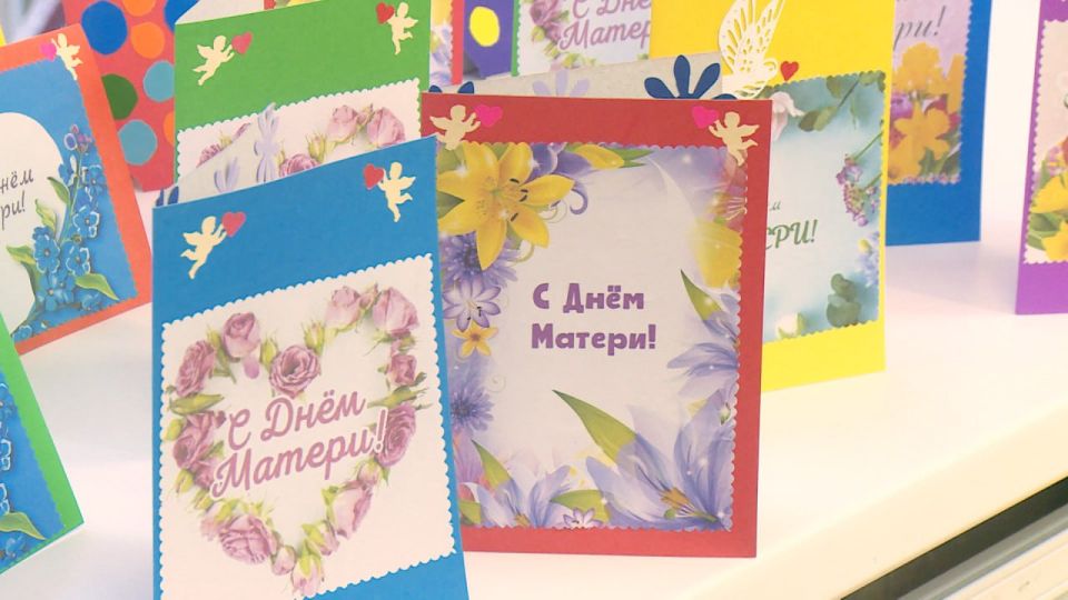 Воспитанники псковского детского сада "Чебурашка" вовсю готовятся к Дню матери, который в России отмечают в последнее воскресенье ноября Воспитанники псковского детского сада "Чебурашка" вовсю готовятся к Дню матери, который в России отмечают в последнее воскресенье ноября