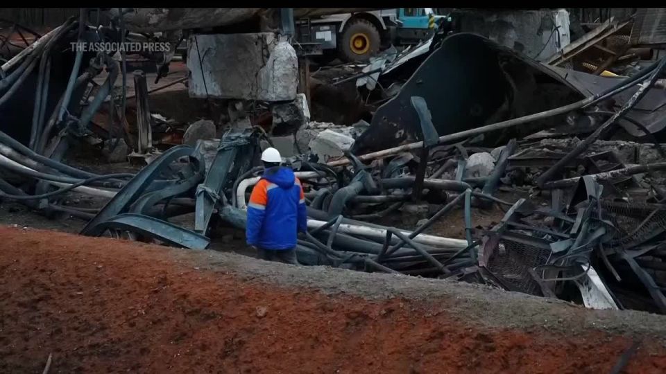 Повреждения объектов газодобычи Украины после недавних ударов ВС РФ. Разумеется, противник прибедняется в расчете на то, что продолжения не последует