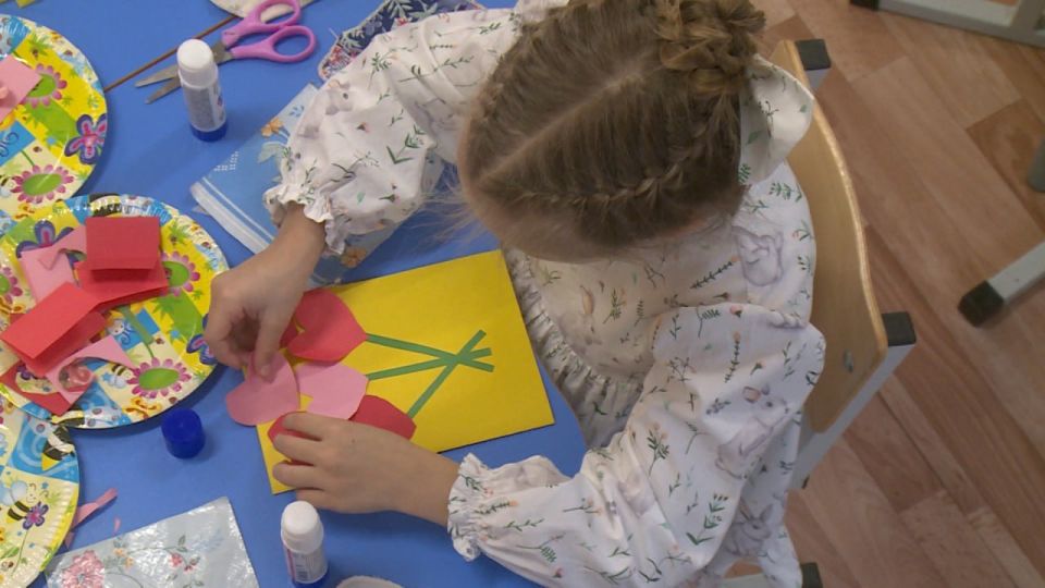 Воспитанники псковского детского сада "Чебурашка" вовсю готовятся к Дню матери, который в России отмечают в последнее воскресенье ноября Воспитанники псковского детского сада "Чебурашка" вовсю готовятся к Дню матери, который в России отмечают в последнее воскресенье ноября