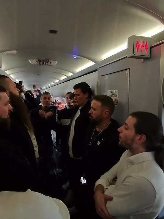 На высоте 10 тысяч метров: Хор Сретенского монастыря исполнил песни о Родине