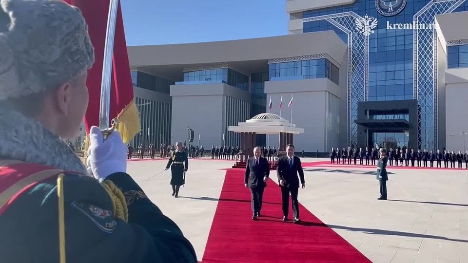 Путин прибыл на церемонию официальной встречи с президентом Киргизии Жапаровым в Бишкеке