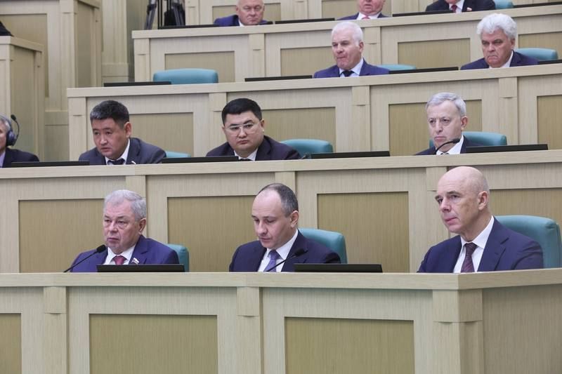 Сенаторы единогласно проголосовали за одобрение федерального бюджета на трехлетний период Сенаторы единогласно проголосовали за одобрение федерального бюджета на трехлетний период