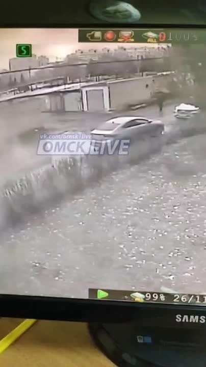 В Омске прохожий чуть не сварился заживо, провалившись в яму с кипятком