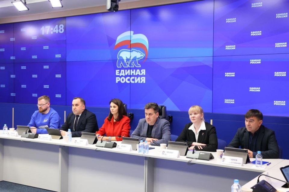 Якушев обсудил с финалистами «Лидеров России» подготовку к выборам 2026