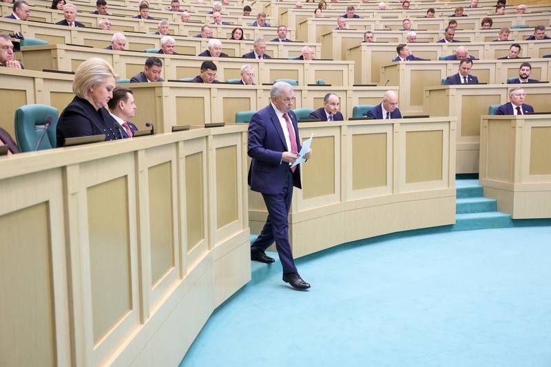 Сенаторы единогласно проголосовали за одобрение федерального бюджета на трехлетний период Сенаторы единогласно проголосовали за одобрение федерального бюджета на трехлетний период