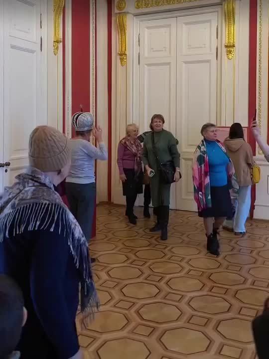 Фотосессию с императорской короной устроили себе несколько посетительниц музея в Михайловском дворце Петербурга