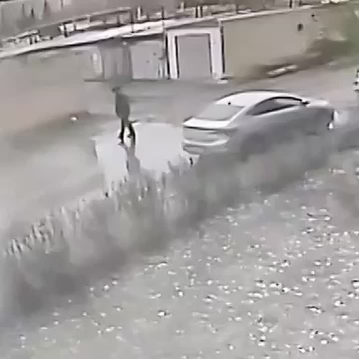 Пенсионер провалился в яму с кипятком в Омске