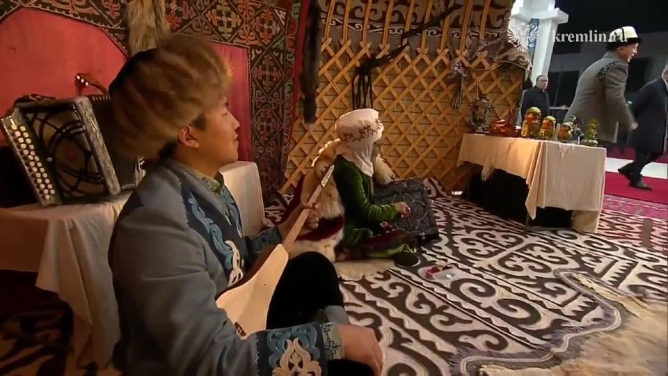 Путин сыграл на национальном инструменте в Киргизии