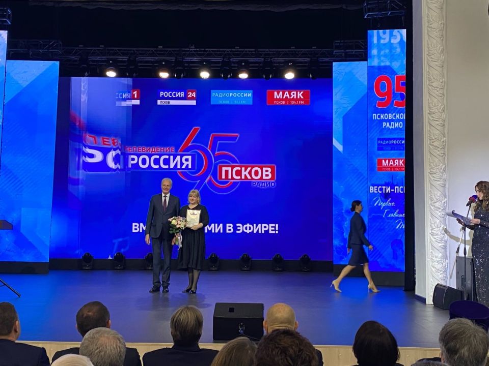 Председатель регионального парламента Александр Котов от имени депутатов Собрания и себя лично поздравил сотрудников ГТРК "Псков" с юбилеем Председатель регионального парламента Александр Котов от имени депутатов Собрания и себя лично поздравил сотрудников ГТРК "Псков" с юбилеем