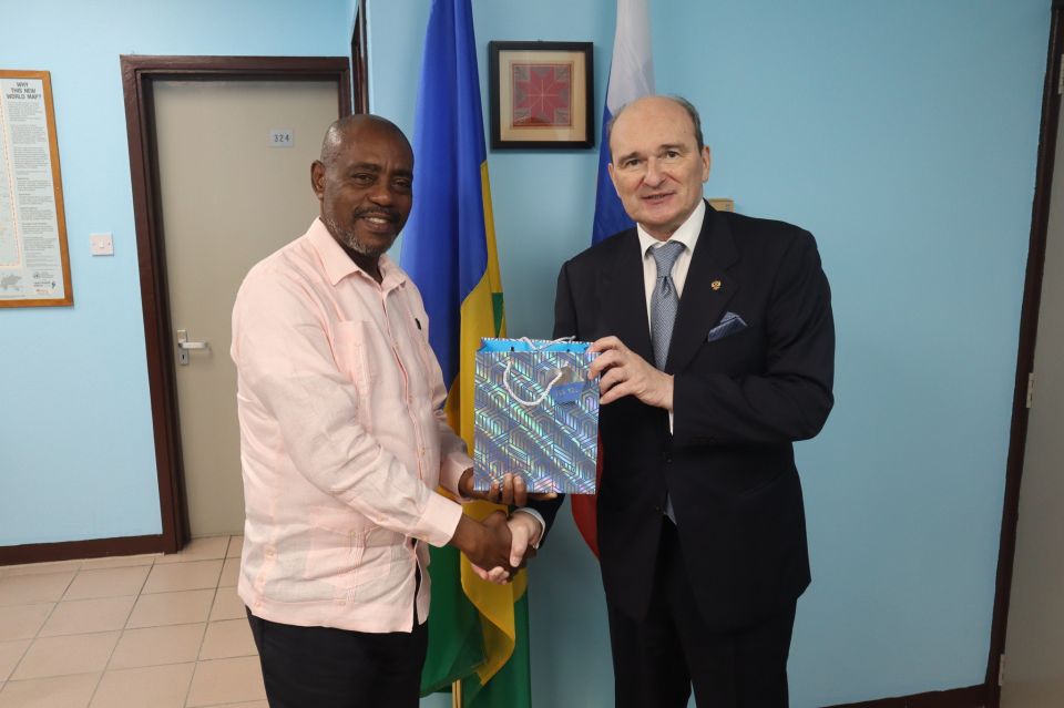 14 ноября с.г. состоялся визит вежливости Посла России А.А.Прицепова к министру иностранных дел, внешней торговли и по делам потребителей Сент-Винсента и Гренадин (СВГ) Фредерику Стивенсону