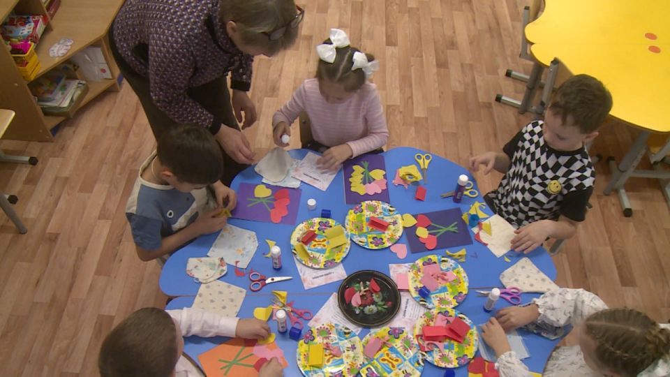 Воспитанники псковского детского сада "Чебурашка" вовсю готовятся к Дню матери, который в России отмечают в последнее воскресенье ноября Воспитанники псковского детского сада "Чебурашка" вовсю готовятся к Дню матери, который в России отмечают в последнее воскресенье ноября