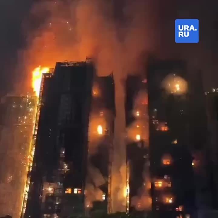 Мощнейший пожар в Гонконге: уже несколько часов горят четыре здания одного ЖК, где проживают около четырех тысяч человек