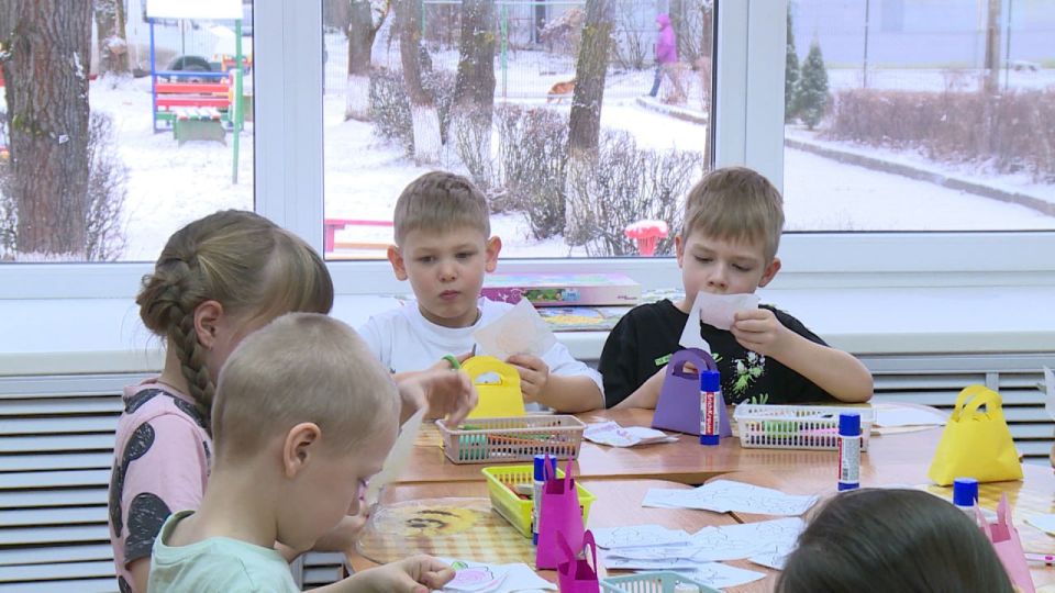 Воспитанники псковского детского сада "Чебурашка" вовсю готовятся к Дню матери, который в России отмечают в последнее воскресенье ноября Воспитанники псковского детского сада "Чебурашка" вовсю готовятся к Дню матери, который в России отмечают в последнее воскресенье ноября