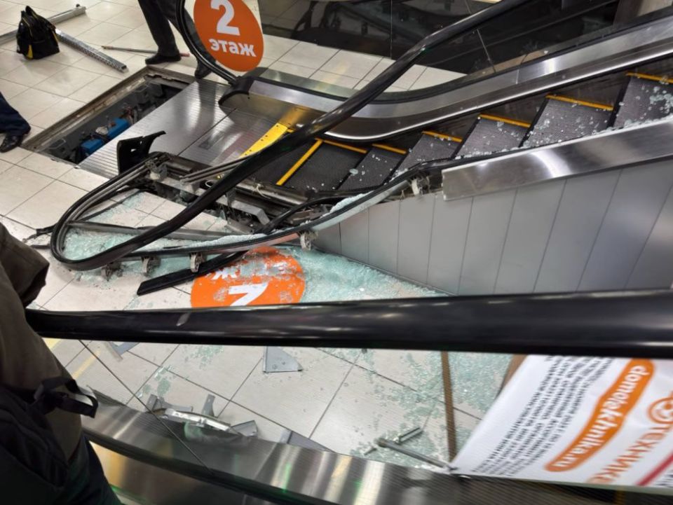 Эскалатор зажевал руку маленькой девочки в ТЦ в Приморском крае Эскалатор зажевал руку маленькой девочки в ТЦ в Приморском крае