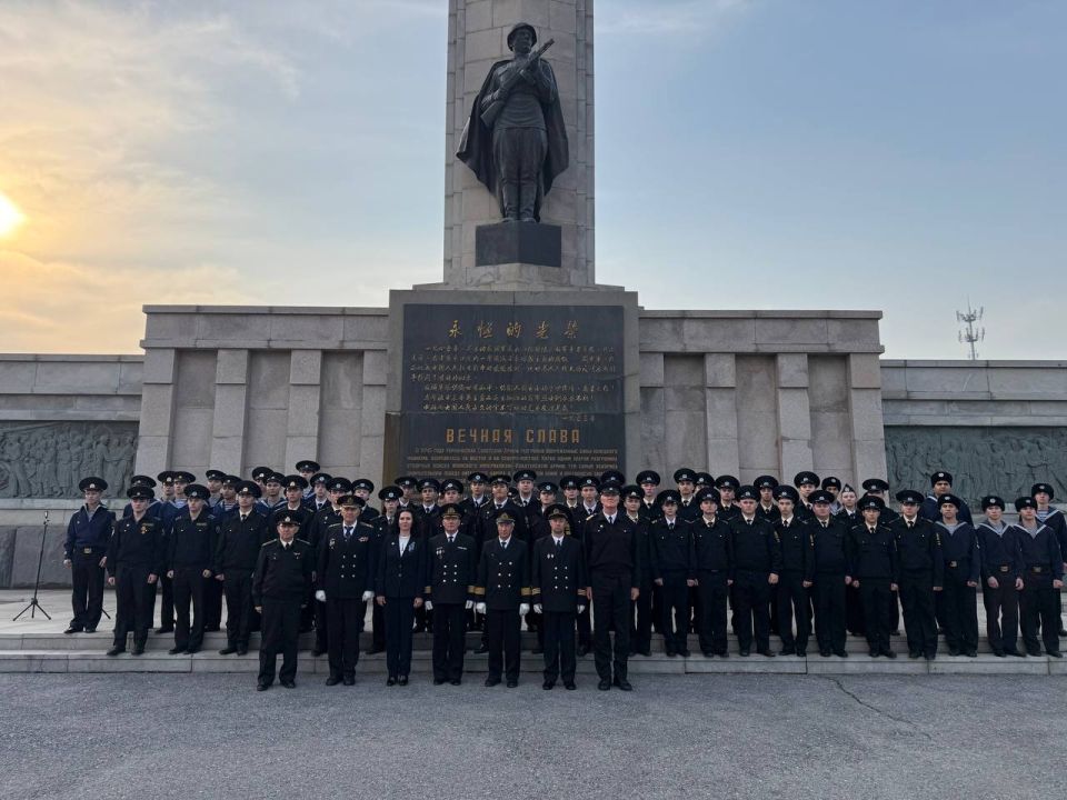 Экипаж судна «Паллада» почтил память советских солдат и офицеров, погибших в боях за освобождение Северо-Востока Китая в августе 1945 г Экипаж судна «Паллада» почтил память советских солдат и офицеров, погибших в боях за освобождение Северо-Востока Китая в августе 1945 г