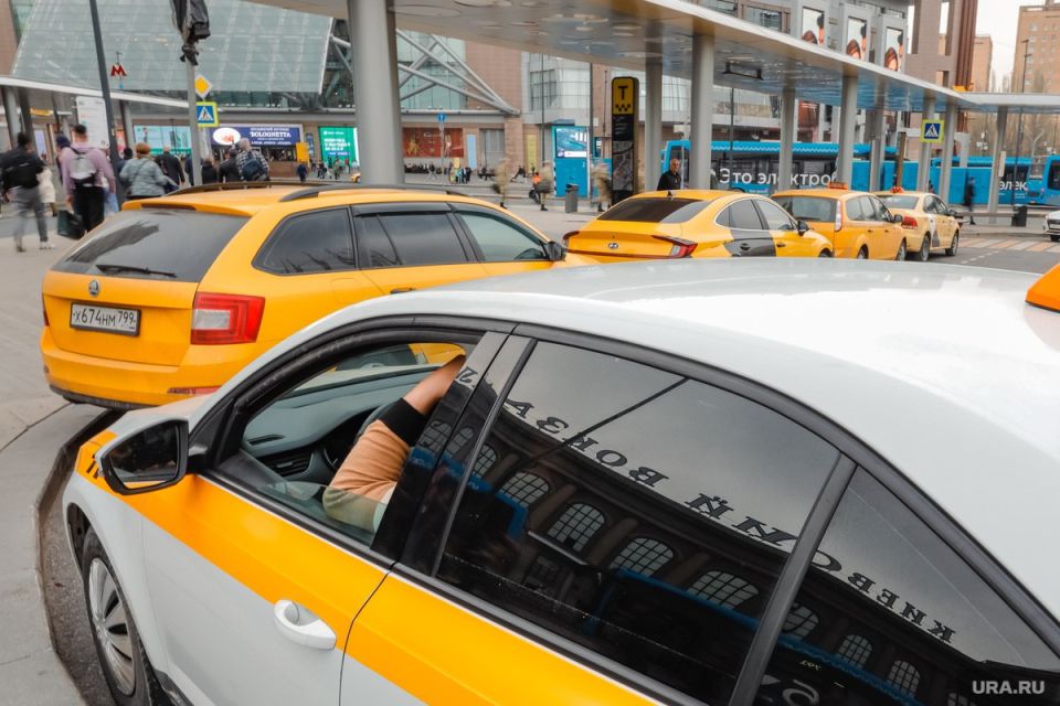 Для самозанятых, работающих в такси на своем авто, не соответствующем требованиям локализации, хотят установить региональную квоту — 25% от общего числа зарегистрированных в субъекте машин на начало года