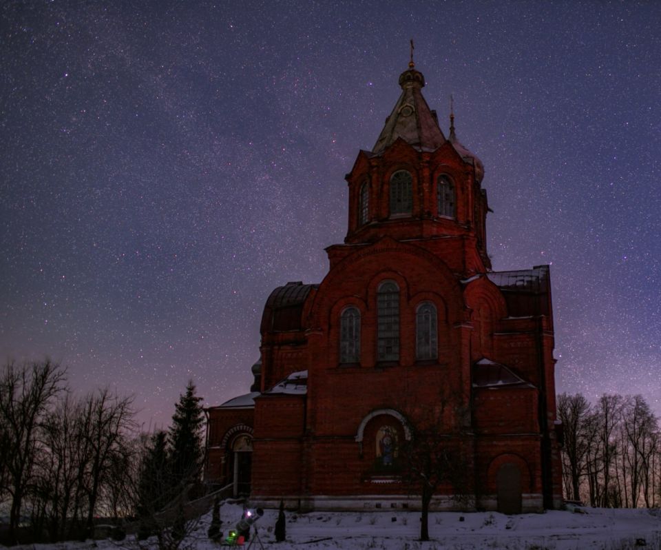Комету 3I (Atlas) запечатлели над храмом Михаила Архангела в деревне Вышегород Псковской области
