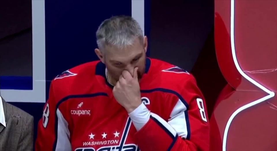 «Вашингтон» провел торжественную церемонию в честь Александра Овечкина, поздравив его с 1500-м матчем и 900-й шайбой в регулярных чемпионатах НХЛ