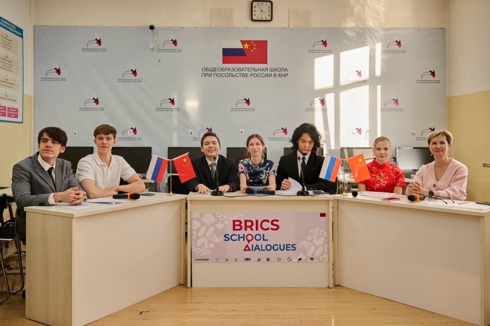 27 ноября ученики школы при Посольстве России в Китае приняли участие во второй онлайн-конференции «Школьные диалоги БРИКС», посвященной Китаю, ЮАР и Индонезии 27 ноября ученики школы при Посольстве России в Китае приняли участие во второй онлайн-конференции «Школьные диалоги БРИКС», посвященной Китаю, ЮАР и Индонезии