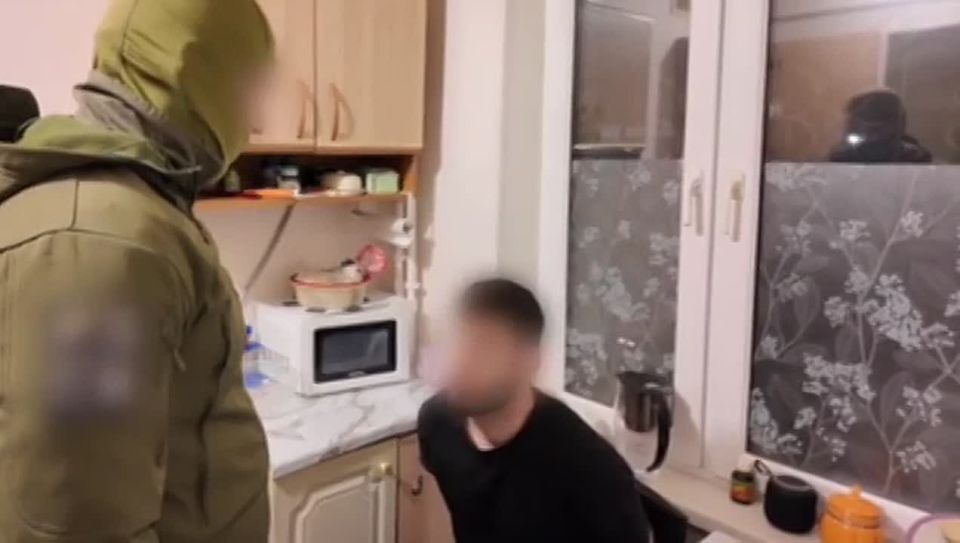 Кадры задержания в Москве участников ОПГ, которые занимались вымогательством денег у тяжелораненного бойца СВО