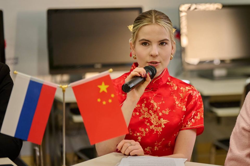 27 ноября ученики школы при Посольстве России в Китае приняли участие во второй онлайн-конференции «Школьные диалоги БРИКС», посвященной Китаю, ЮАР и Индонезии