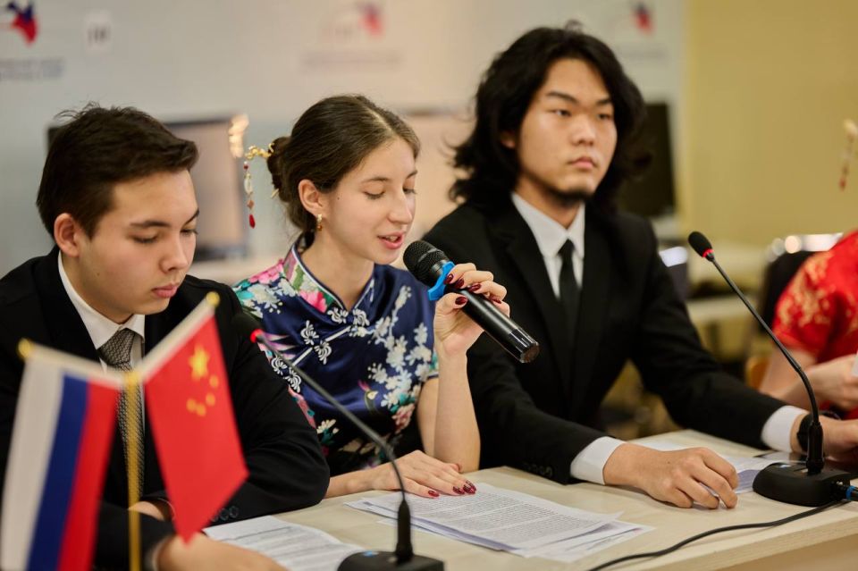 27 ноября ученики школы при Посольстве России в Китае приняли участие во второй онлайн-конференции «Школьные диалоги БРИКС», посвященной Китаю, ЮАР и Индонезии 27 ноября ученики школы при Посольстве России в Китае приняли участие во второй онлайн-конференции «Школьные диалоги БРИКС», посвященной Китаю, ЮАР и Индонезии