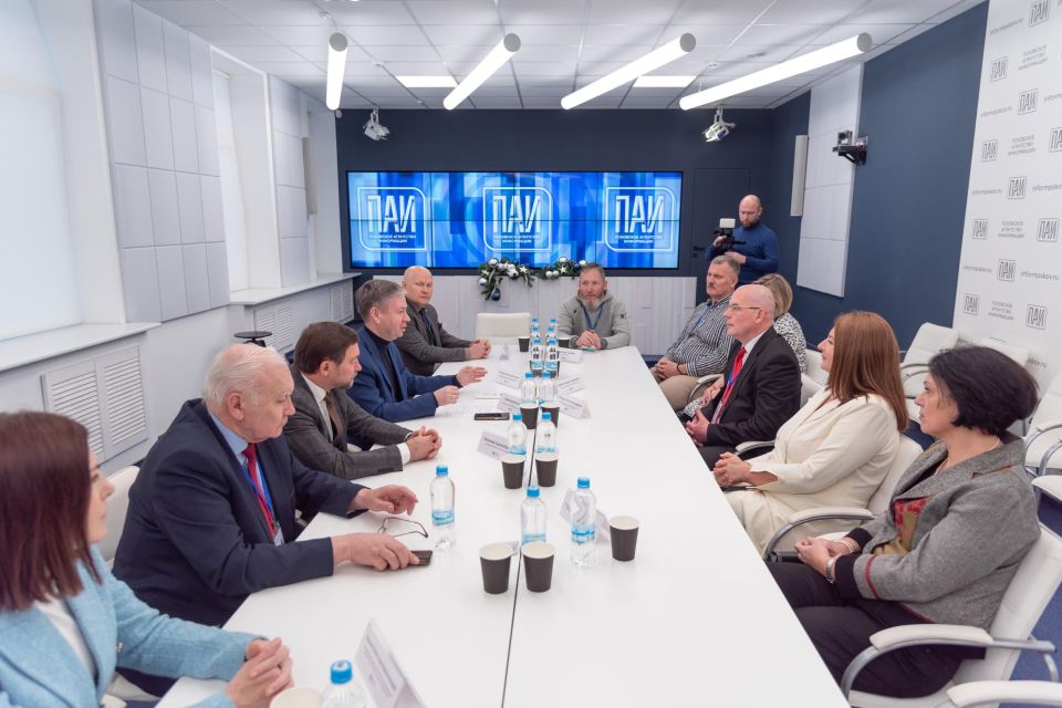 В медиацентре Псковского агентства информации сегодня важная и теплая встреча В медиацентре Псковского агентства информации сегодня важная и теплая встреча