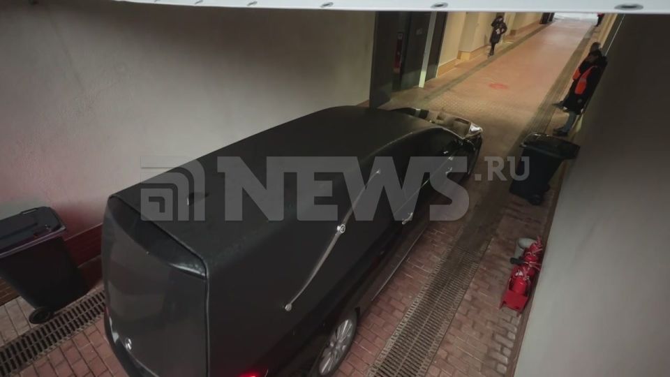 Гроб с телом легенды «Спартака» Никиты Симоняна увезли со стадиона «красно-белых» под овации болельщиков, передает корреспондент NEWS ru