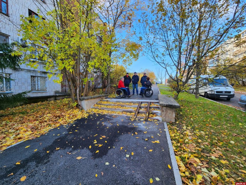 Ограниченная доступность. В последние годы в Псковской области много делается в плане создания беспрепятственного доступа людей с инвалидностью и так называемых маломобильных категорий граждан в учреждения образования...