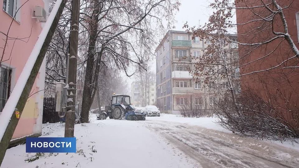 В усиленном режиме: коммунальные службы города трудятся на улицах Пскова — очищают проезжую часть, тротуары и остановки от снега, обрабатывают их противогололёдными материалами