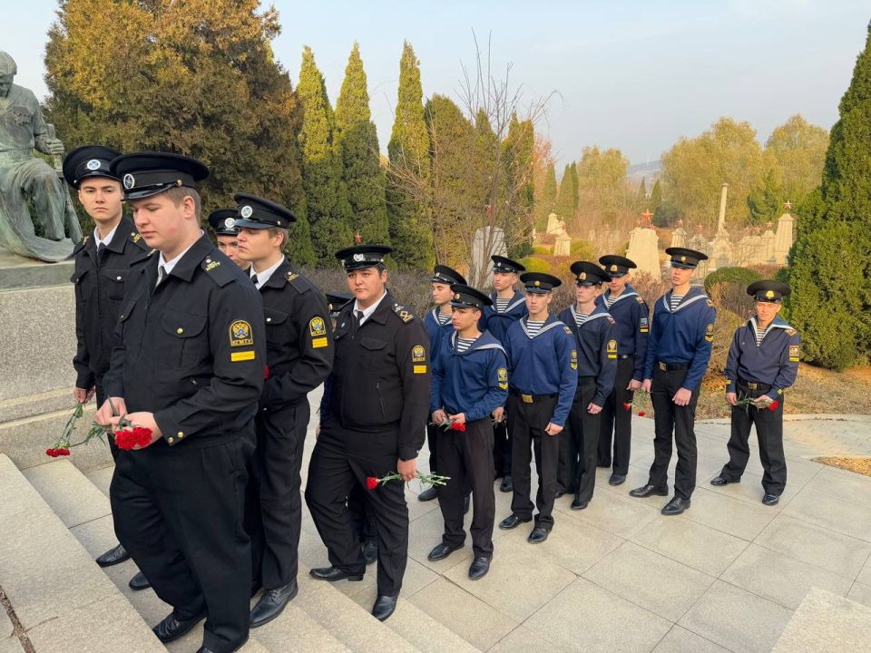 Экипаж судна «Паллада» почтил память советских солдат и офицеров, погибших в боях за освобождение Северо-Востока Китая в августе 1945 г Экипаж судна «Паллада» почтил память советских солдат и офицеров, погибших в боях за освобождение Северо-Востока Китая в августе 1945 г