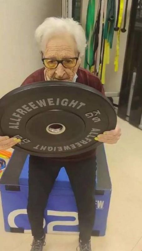 Пережила Вторую мировую войну, рак груди, два перелома бедра, операцию по удалению глаукомы и была госпитализирована с ковидом в 98 лет