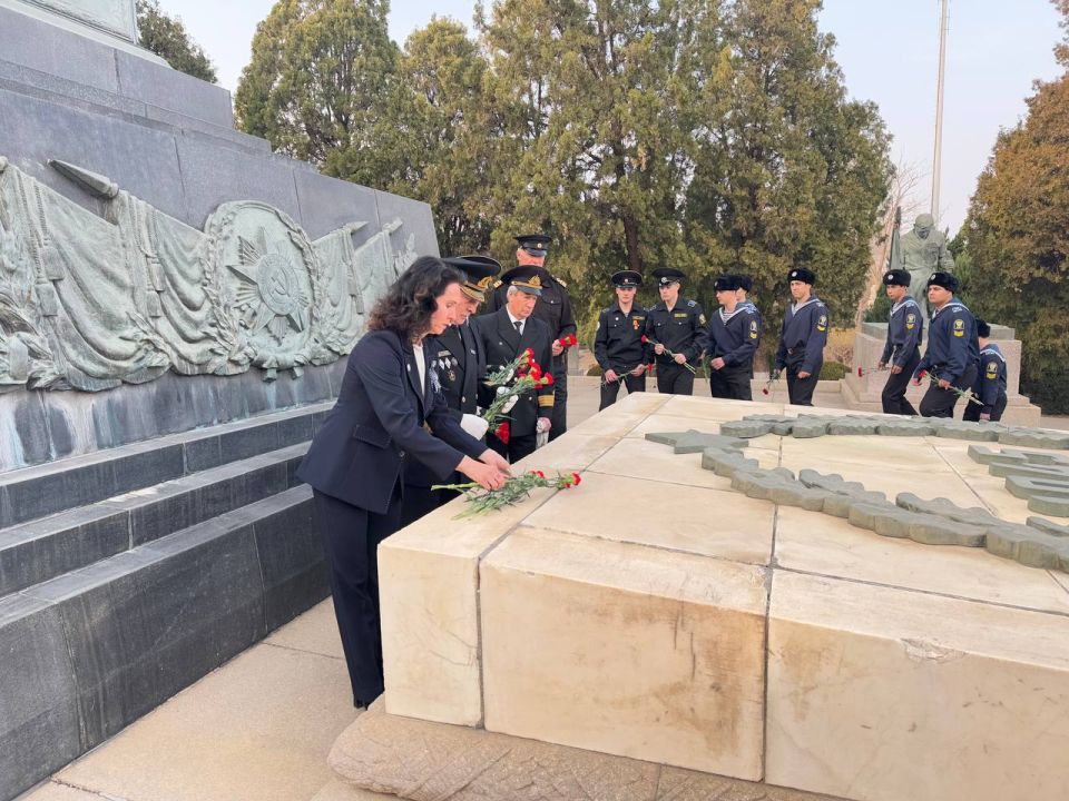 Экипаж судна «Паллада» почтил память советских солдат и офицеров, погибших в боях за освобождение Северо-Востока Китая в августе 1945 г Экипаж судна «Паллада» почтил память советских солдат и офицеров, погибших в боях за освобождение Северо-Востока Китая в августе 1945 г