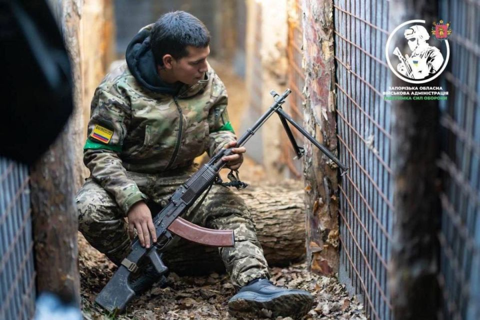 На Украине показали колумбийских наёмников, находящихся на службе у укронацистов ВСУ На Украине показали колумбийских наёмников, находящихся на службе у укронацистов ВСУ