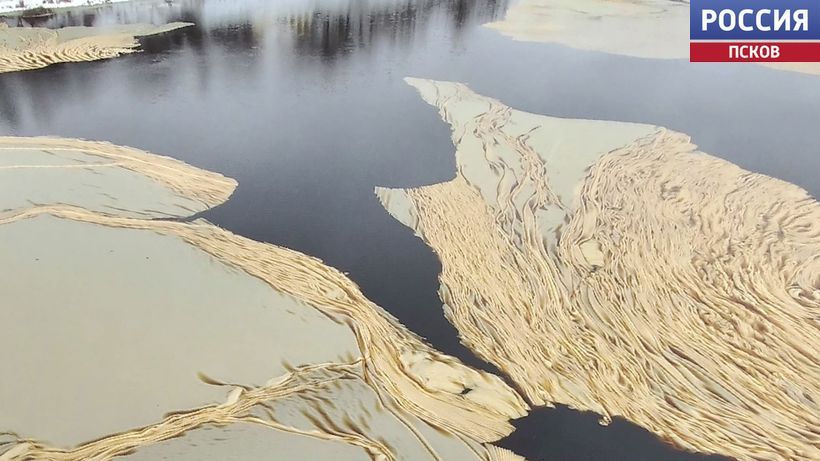 Кадры необычного явления на Великой выкладывают псковичи в соцсетях