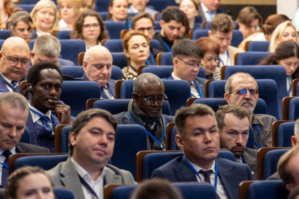 Замглавы Минобрнауки России Андрей Омельчук выступил на II Международном образовательном форуме в РУДН Замглавы Минобрнауки России Андрей Омельчук выступил на II Международном образовательном форуме в РУДН