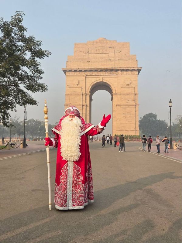 Сани до Нью-Дели докатили: Дед Мороз поздравил индийских детей с наступающим праздником