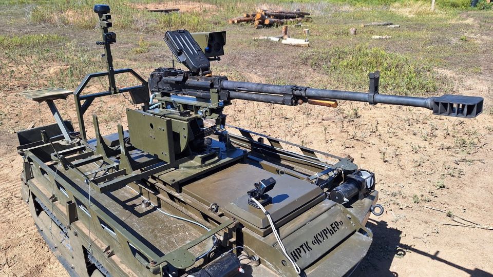 Наземный роботизированный комплекс НТРК Курьер с установленным тяжёлым пулемётом Утес в группировке войск Центр