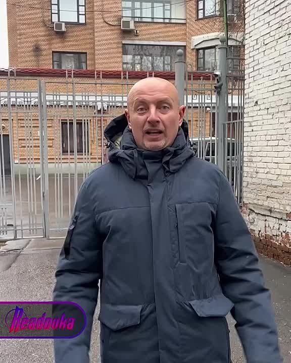 «Стена Долиной» появилась в Москве — к ней покупатели приносят тапочки для удачной сделки