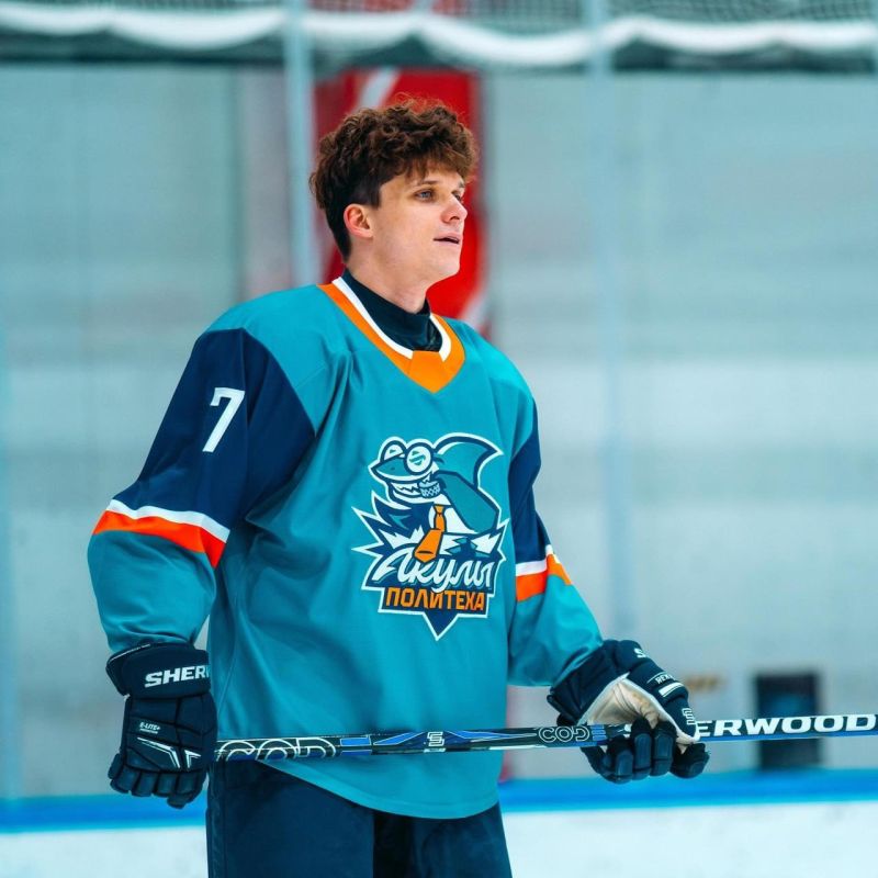 Актёра "Молодёжки. Новая Смена" Никиту Паршина экстренно увезли из московского театра — на репетиции у него случилось сотрясение мозга