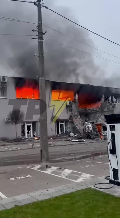 Прилетело по грузовым терминалам "Новой Пошты", само собой стоит вой о посылках с алиэкспресс и хранившихся плюшевых игрушках на складах, но мы то с вами знаем для чего режим наркофюрера в реальности использует логистику...