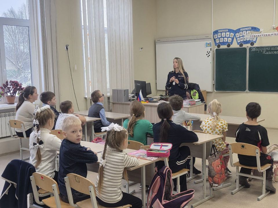 Сотрудники Госавтоинспекции МО МВД России "Печорский" совместно с начальником ОУУП и ПДН Морозовой О.В.,старшим экспертом МО ЭКЦ УМВД России по Псковской области Смирновым В.И., заместителем начальника ОМВД России -... Сотрудники Госавтоинспекции МО МВД России "Печорский" совместно с начальником ОУУП и ПДН Морозовой О.В.,старшим экспертом МО ЭКЦ УМВД России по Псковской области Смирновым В.И., заместителем начальника ОМВД России -...