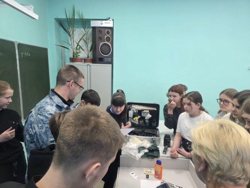 Сотрудники Госавтоинспекции МО МВД России "Печорский" совместно с начальником ОУУП и ПДН Морозовой О.В.,старшим экспертом МО ЭКЦ УМВД России по Псковской области Смирновым В.И., заместителем начальника ОМВД России -... Сотрудники Госавтоинспекции МО МВД России "Печорский" совместно с начальником ОУУП и ПДН Морозовой О.В.,старшим экспертом МО ЭКЦ УМВД России по Псковской области Смирновым В.И., заместителем начальника ОМВД России -...