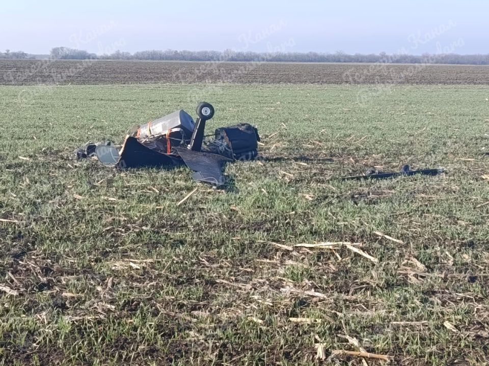 Сбитый украинский беспилотник-камикадзе на полях Краснодарского края Сбитый украинский беспилотник-камикадзе на полях Краснодарского края