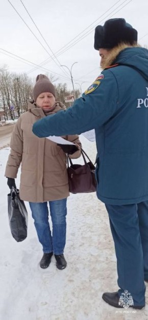 #Профилактика. Сегодня сотрудниками Главного управления МЧС России по Псковской области с целью профилактики пожаров и гибели людей на них осуществлен профилактический рейд в городе Остров